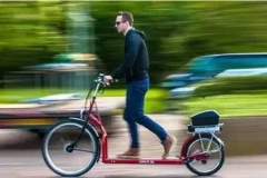荷兰人发明走路自行车，走一步飞10米