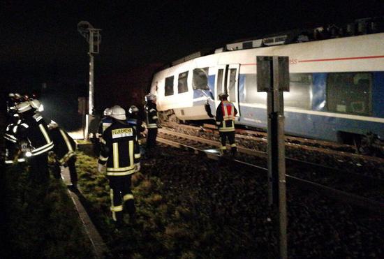 德国两辆火车相撞 目前已致约50人受伤