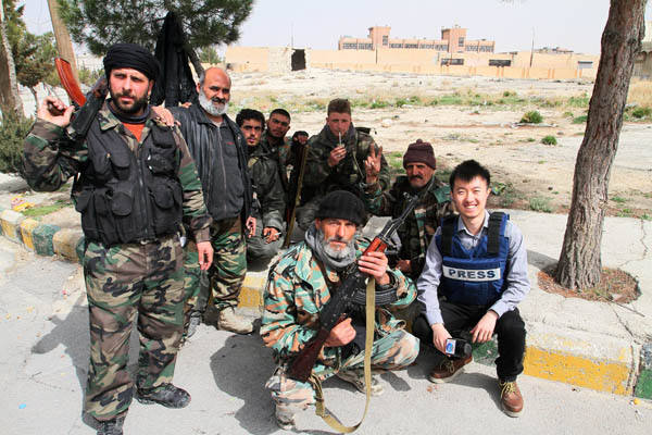 　　陈聪在战地与叙利亚政府军士兵合影。文作者供图