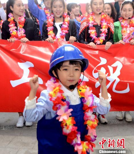 头戴安全帽、身穿工作服6岁小朋友张灵珊,成为文化节上最耀眼的小演员。 记者刘可耕 摄