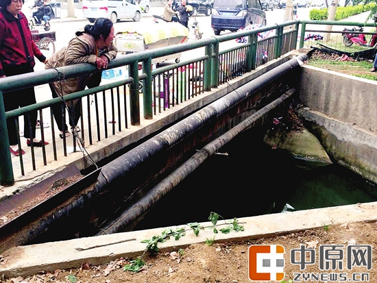 在暗渠生产口旁的水泥台上，还留有一段断了的草绳