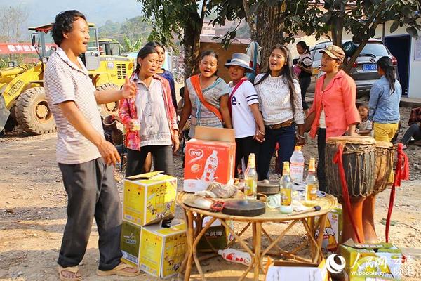 当地村民唱歌跳舞庆祝搬进新居 人民网 李发兴 摄