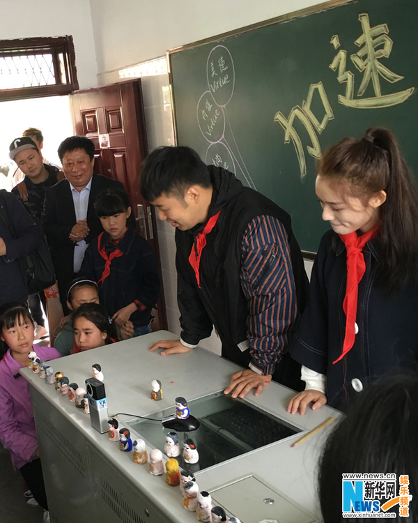 林允杜海涛探访打工子弟学校 现身无锡做公益