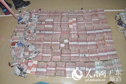 警方查获的犯罪嫌疑人团伙诈骗的赃款。广州市公安局供图