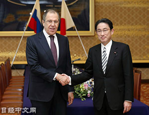 岸田外相(右)与拉夫罗夫外长在会谈前握手