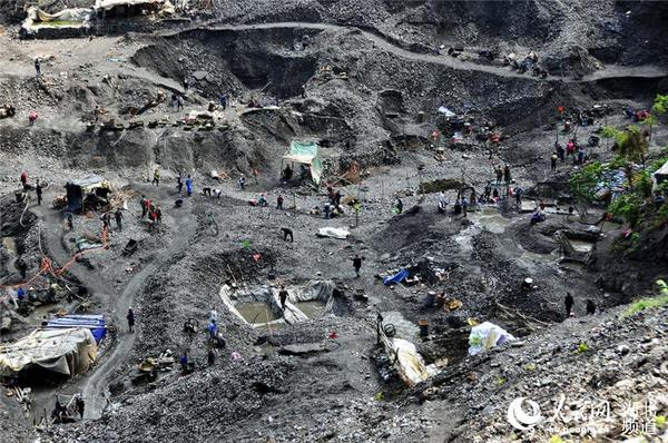 图为热闹的淘矿渣捡绿松石矿区时的情景