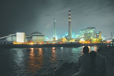 晚上,热电厂旁的海滩休闲公园,是厂里年轻情侣最喜欢去散步约会的地方。