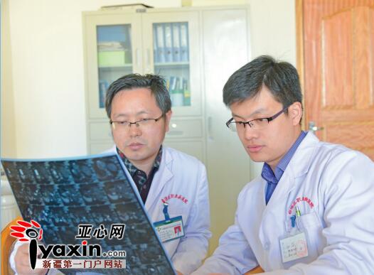 援疆专家徐龙(左)与杨淼(右)讨论患者病情。 通讯员 提供