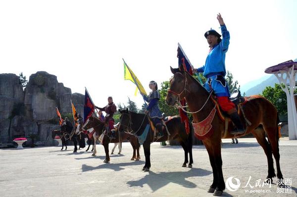 婆家的迎亲团阵容强大，《成吉思汗的黑纛》组成蒙古迎亲马队