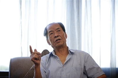 资料图:陈忠实接受《新京报》采访。图片来源:新京报 孙纯霞 摄