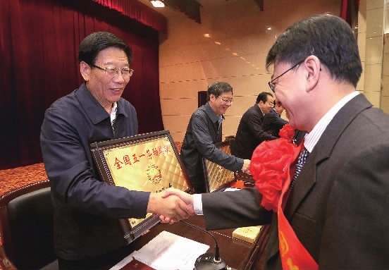 弘扬劳模精神 劳动精神 工匠精神