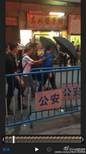 网友曝光陈冠希在广州拍摄电影的照片。 图片来源:曝料网友微博