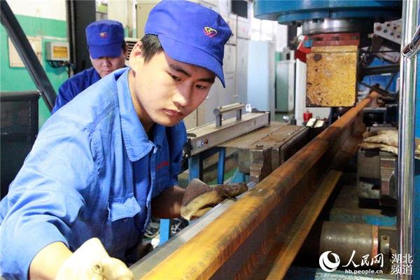 武汉铁路局武汉工务大修段青工孟飞正在仔细检查钢轨外观。 朱哲 摄