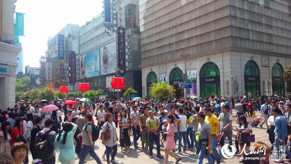 5月1日当天,上海南京路步行街挂上了鲜艳的五星红旗,充满了节日的气氛。(邬迪摄)