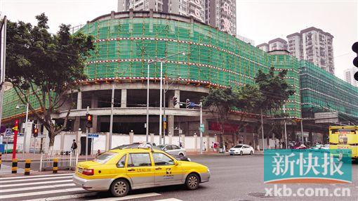 ■雅鸣轩大厦外围已全部被绿色幕墙围护起来。