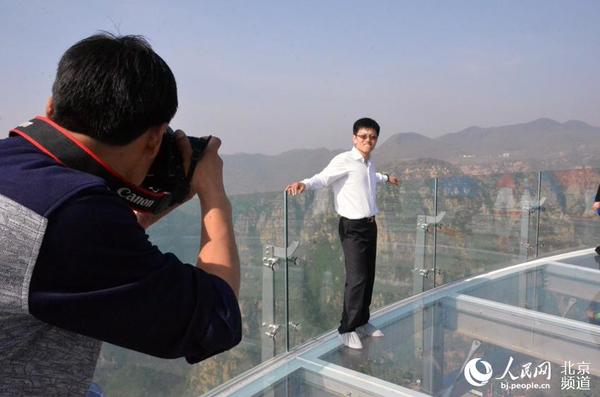 游人在观景台上拍照。人民网尹星云 摄