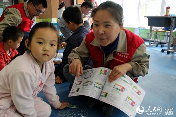 丽利说，在现在的学校教育中，用电安全教育是还没普及，然而现在的孩子每天与电打交道，却不能不保障他们的用电安全，这要求党员服务队一定要把工作做踏实，让每个孩子都知道用电的便利和危险。人民网 赵青摄