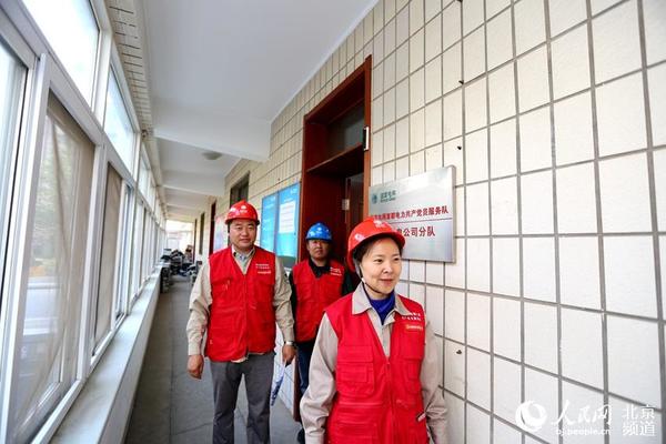 今天等待丽利的将是忙碌的一天，而她将用微笑去面对。她每天也都是这样。人民网 赵青摄