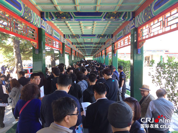 图为参加梅葆玖先生追悼会的民众排起长队。摄影 肖中仁