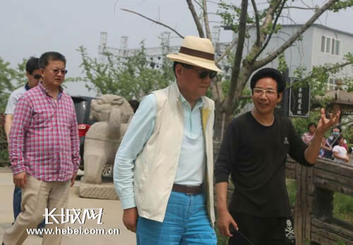 　　刘长乐主席参观国华影视基地。