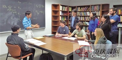 万大庆（左二）。