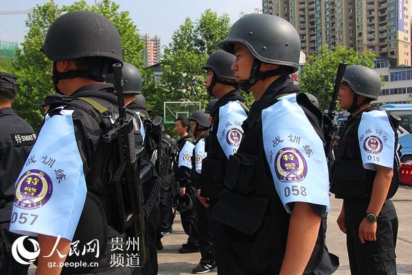 图为参赛队员集合整装待发。王钦 摄