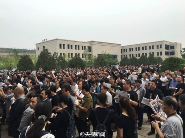 　　5月5日上午8点，中国著名作家陈忠实追悼会在西安市殡仪馆举行，上千名各界人士前往现场送陈老最后一程。 央视记者常青图片来源：央视新闻微博