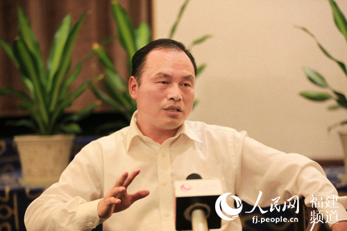 武平县委常委、宣传部长钟日朝接受本网记者采访。邹家骅 摄