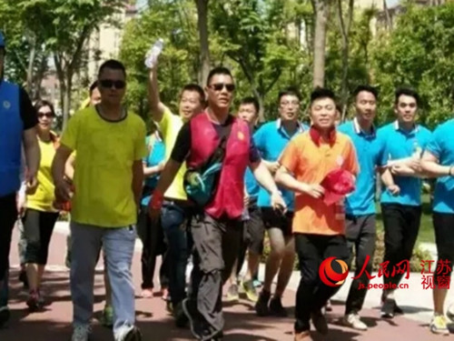 图为南通出租车总公司青年的哥的姐参加公益暴走为贫困孩子圆梦助学。