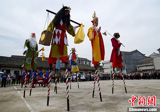 浙江嵊州民间高跷将赴韩国展越乡特色