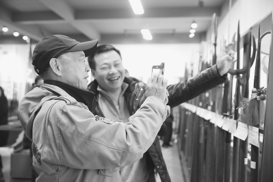 两岸武术家参观古兵器展。 杨滨平 摄
