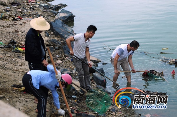 　　澄迈县组织人员清理南渡江金江段的垃圾。通讯员 王家专摄