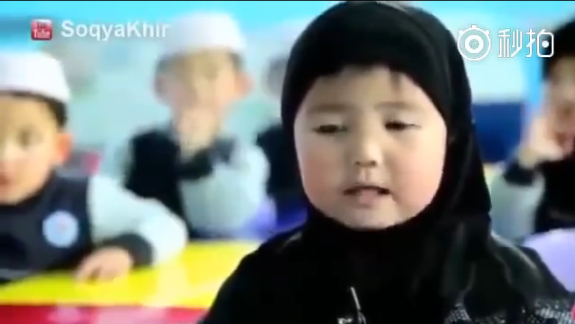 网上流传的“甘肃可爱的背经小女孩”视频截图