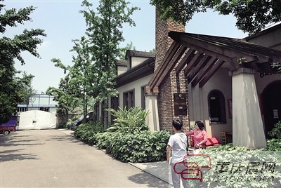 幼儿园旁边10米处关着的大门（图左）外就是规划的道路。本报记者 李斌 摄