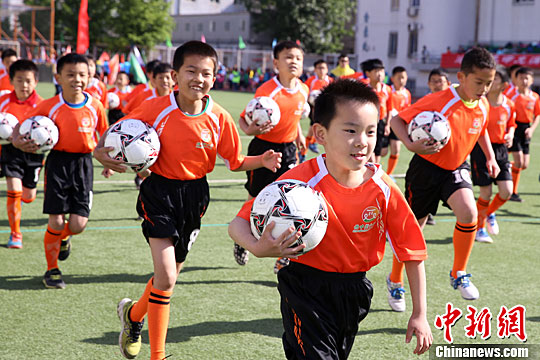 北京两所小学举行阳光体育成果展示活动