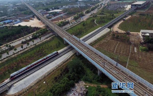 　　 上线试运营的长沙磁浮快线从一条高铁轨道下驶过（5月6日摄）。新华社记者李尕摄
