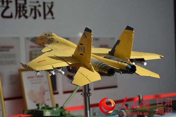 歼15舰载机模型（实习生 李东京 摄）