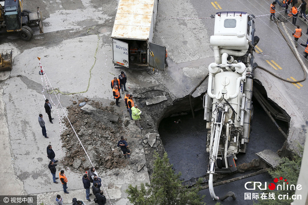 当地时间2016年5月6日，土耳其安卡拉，当地一水管发生爆裂导致地面塌陷，一辆市政救援车落入洞中。图片来源:视觉中国