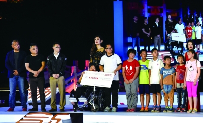 晚会现场的慈善捐赠环节。 林志杰 摄