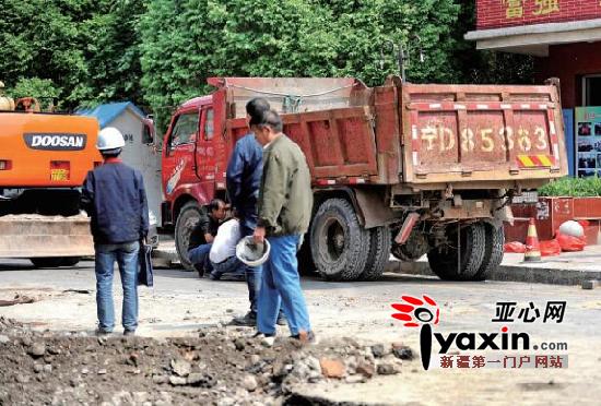 图为事发现场,已被拉出的红色卡车停在路边。 亚心网记者 喻义昌 摄