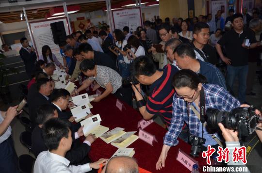 棋迷们争相请象棋特级大师签名。 胡彤亮 摄