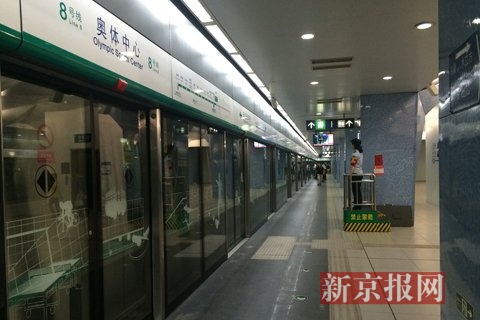 5月7日晚7:00的奥体中心站。见习记者曾金秋摄