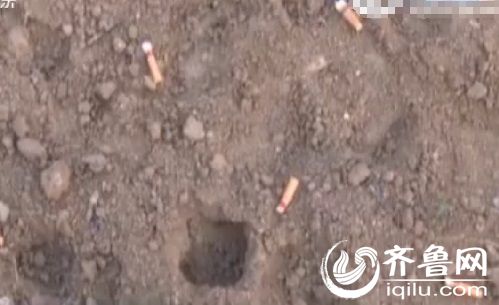 墓穴边上有一个直径六十公分、深约3米的洞穴,周围散落着一些作案工具,和一些矿泉水瓶、烟头