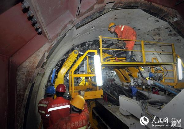 南昌地铁2号线穿越赣江隧道的首台盾构（中铁160号盾构）顺利始发。