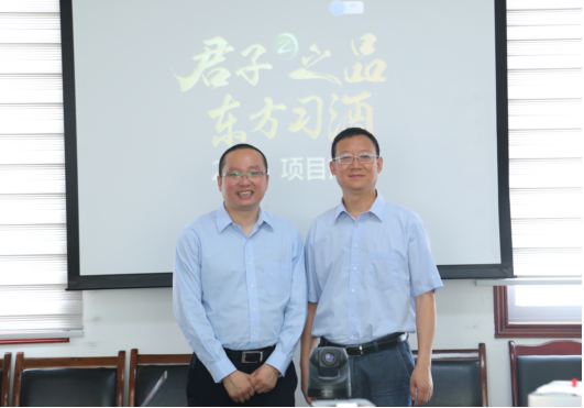 图为郝鸿峰与钟方达合影