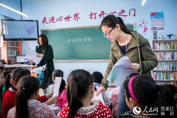 助教为学生发放“心愿卡”。