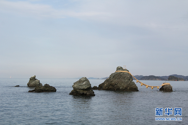 二见浦夫妇岩与左侧的乌帽子岩、狮子岩和屏风岩