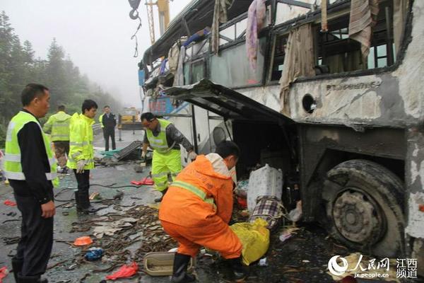 樟吉高速公路8日晚发生交通事故，致7死5伤，图为事故现场。