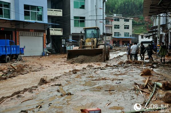 铲车在对下墘村村内道路进行清理。邓忠卫摄