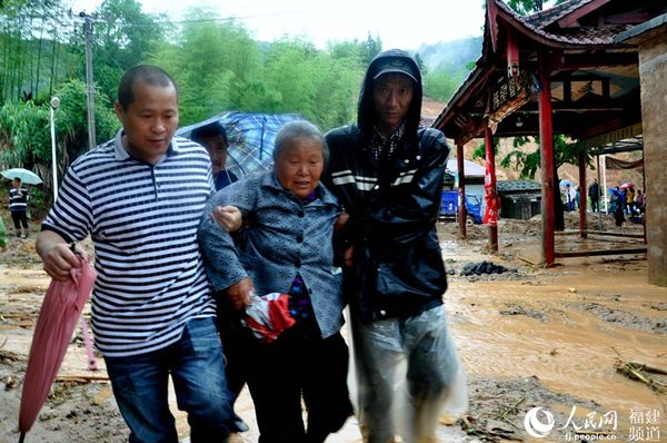 镇村干部及时将房屋中的老人转移到安全地带。邓忠卫摄